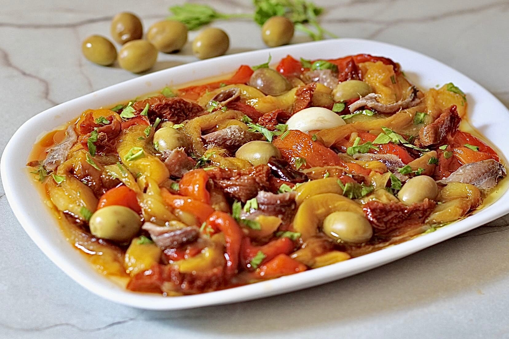 Salade de poivrons à la méditerranéenne NON FRITE, légère et savoureuse.