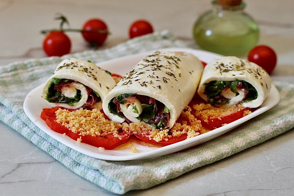 Rouleau de mozzarella sur carpaccio de tomates, frais et prêt en 5 minutes.