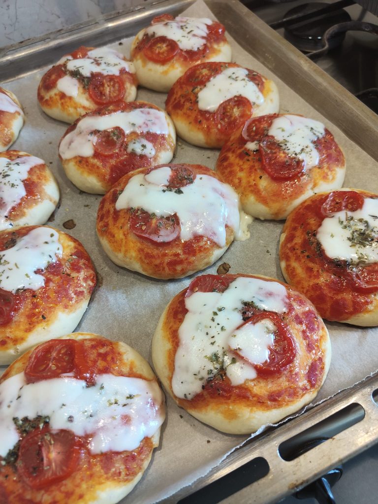 Pizzettes aux tomates cerises et mozzarella