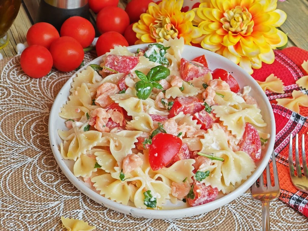 Pâtes froides au saumon avec crème de burrata