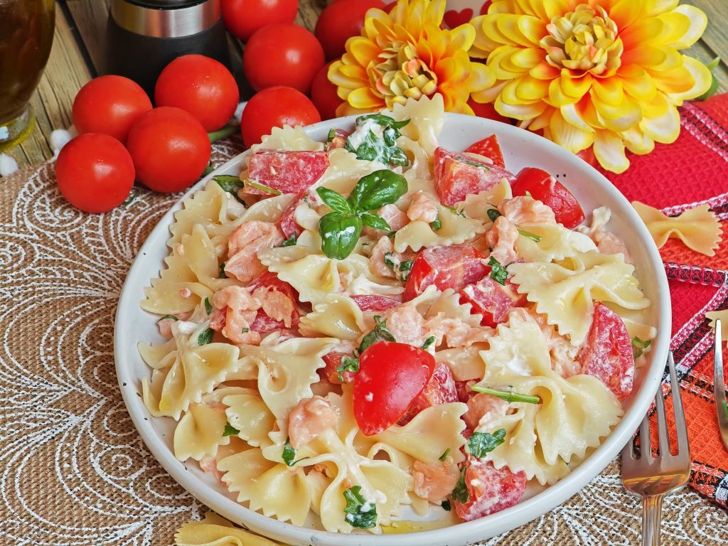 Pâtes froides au saumon avec crème de burrata