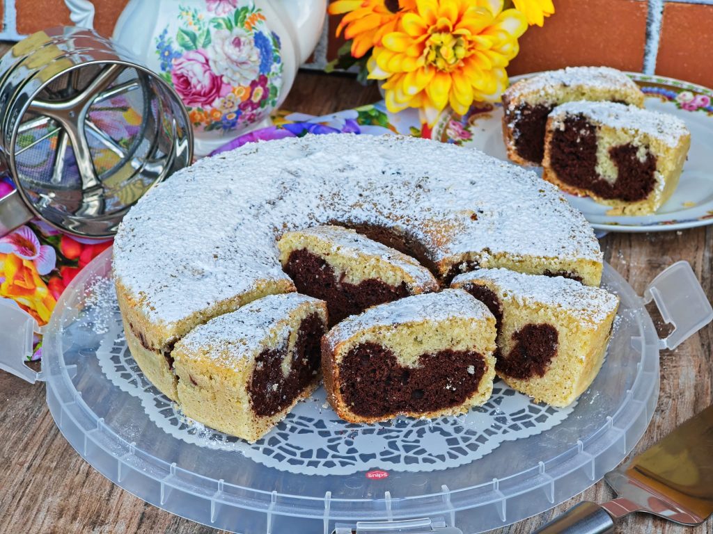 Gâteau marbré bicolore dans le four Versilia