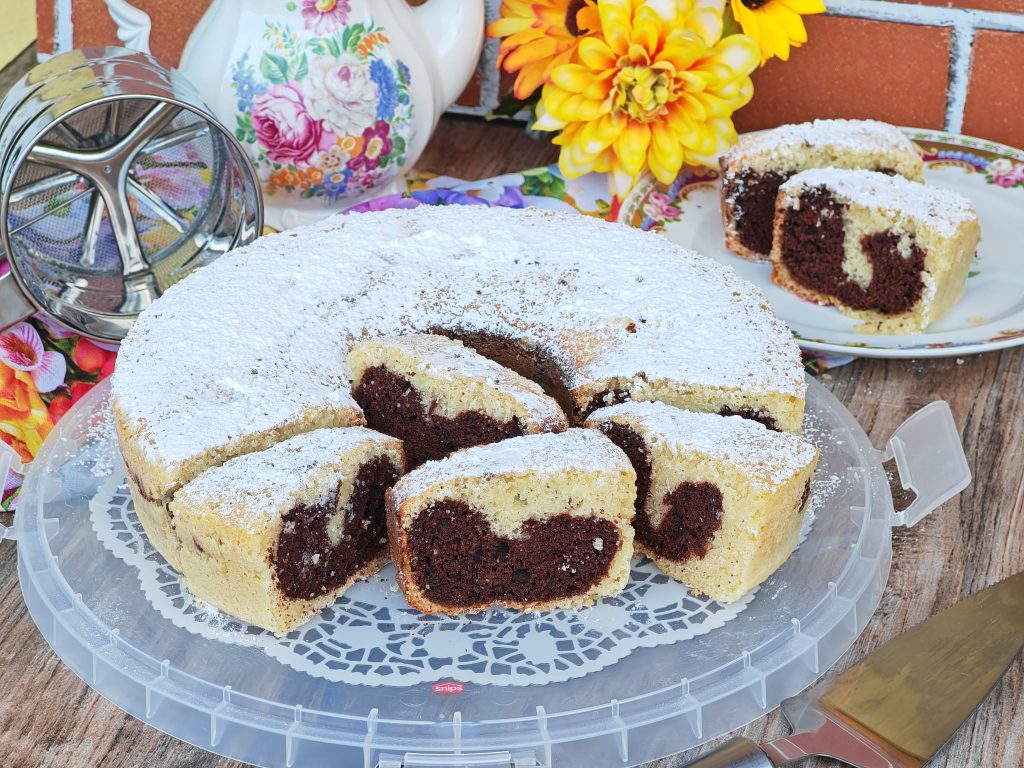 Gâteau marbré bicolore dans le four Versilia
