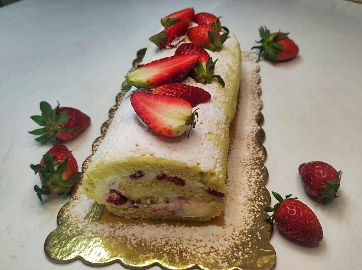 Gâteau roulé de pâte biscuit avec crème et fraises : recette facile et irrésistible