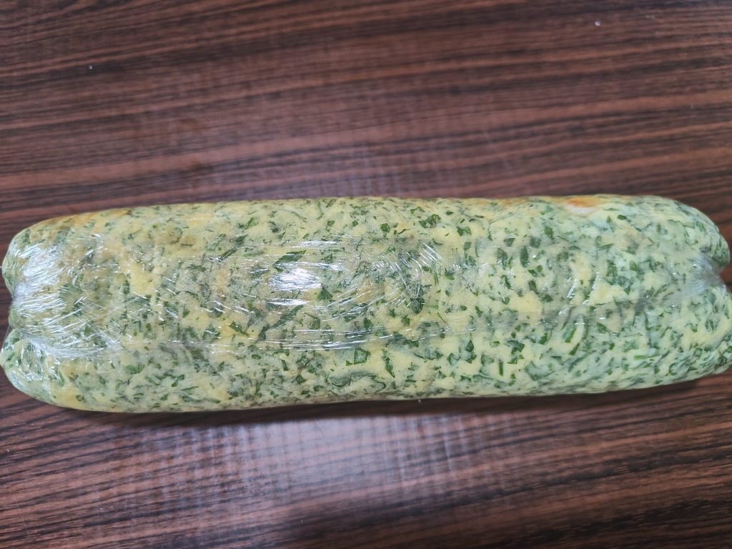 Rouleau d'omelette avec roquette et bresaola