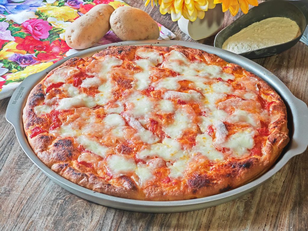 Pizza moelleuse avec pâte de pommes de terre