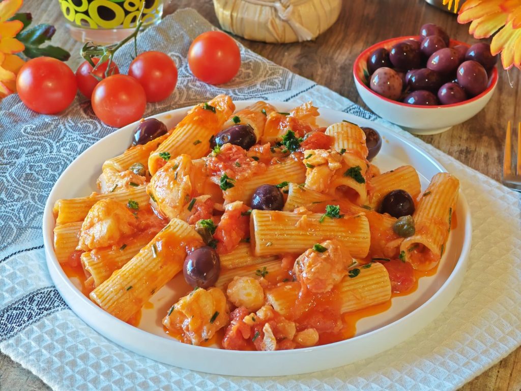 Pâtes avec morue et tomates cerises