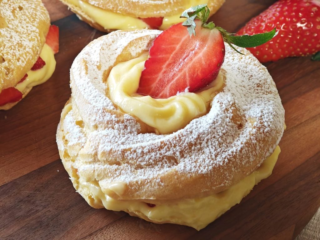 Zeppole à la crème et aux fraises