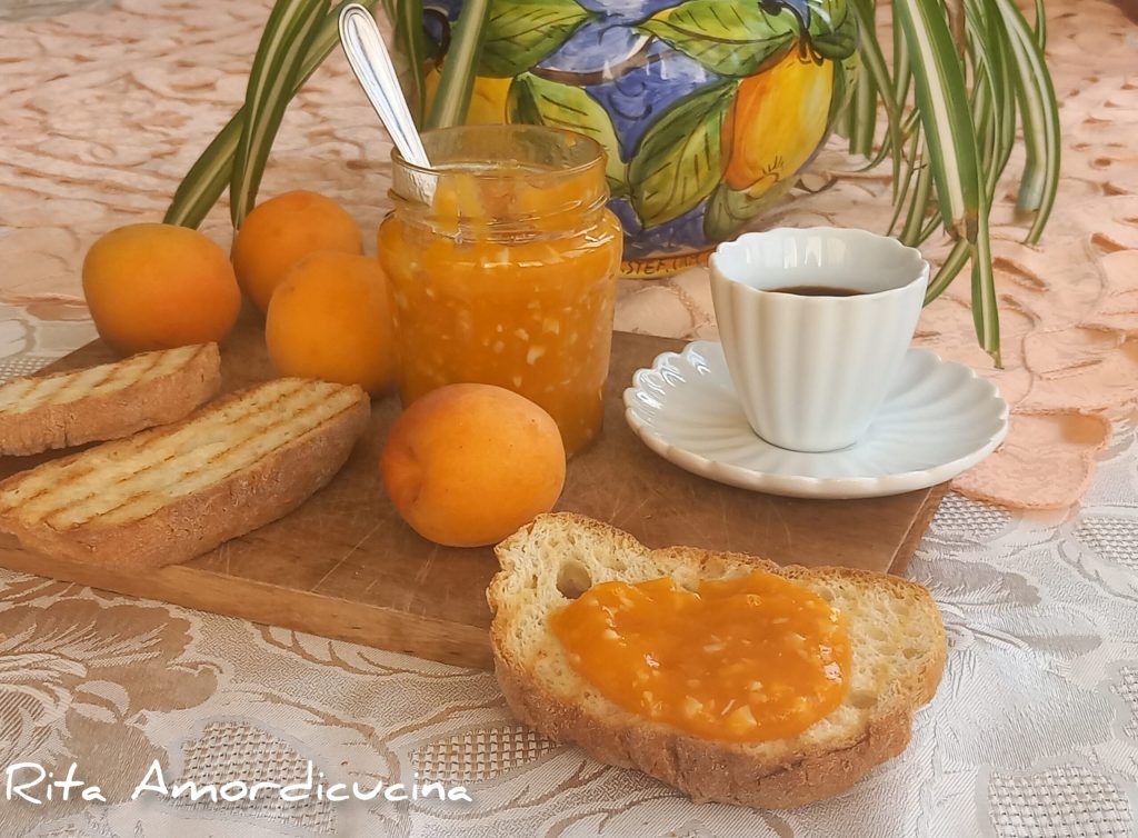 Compote d'abricots et d'amandes