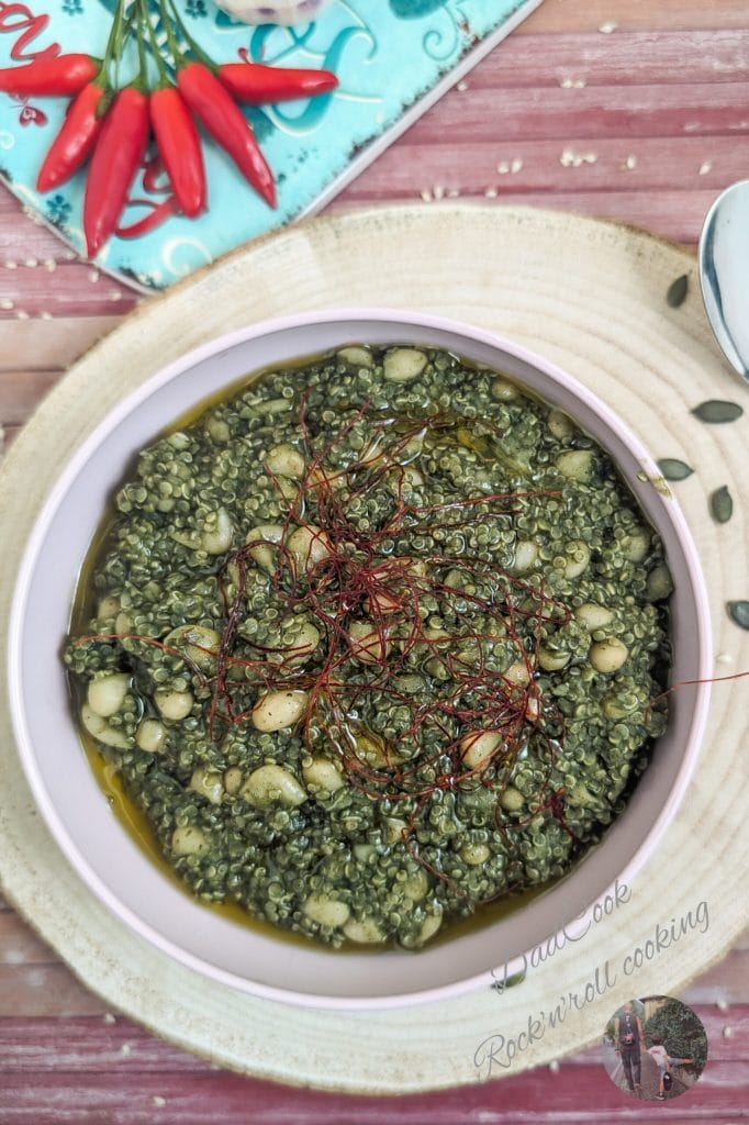 Soupe crémeuse de quinoa et haricots avec spiruline