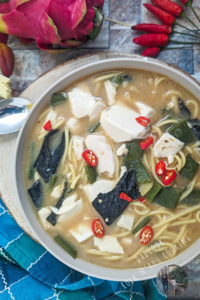 Soupe végétalienne avec nouilles : un plat sain et savoureux en 10'
