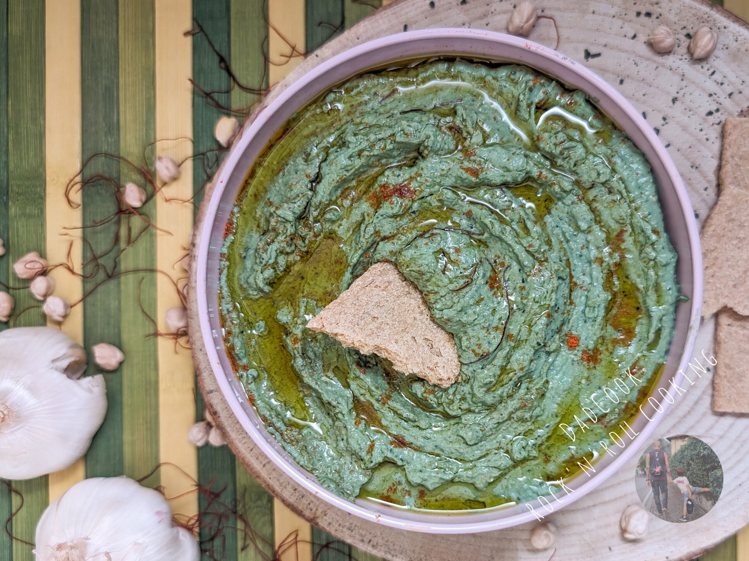 Houmous à la spiruline : facile, rapide et parfait pour les apéritifs et les collations (riche en protéines et vitamines)