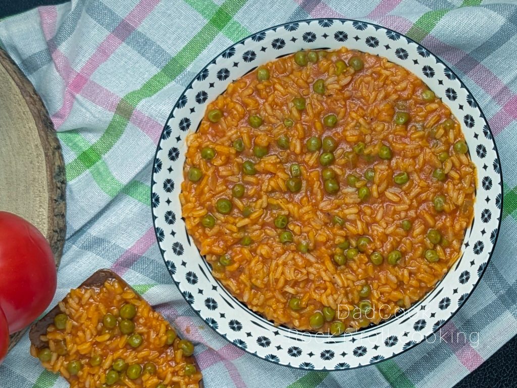 Riz avec petits pois surgelés et tomate : facile, rapide et crémeux