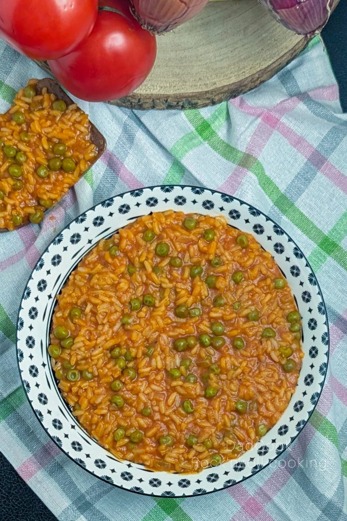 Riz avec petits pois surgelés et tomate : facile, rapide et crémeux