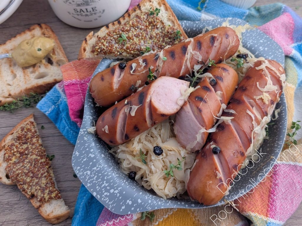 Saucisses et Choucroute : Recette Traditionnelle avec Vidéo Étape par Étape pour un Résultat Parfait