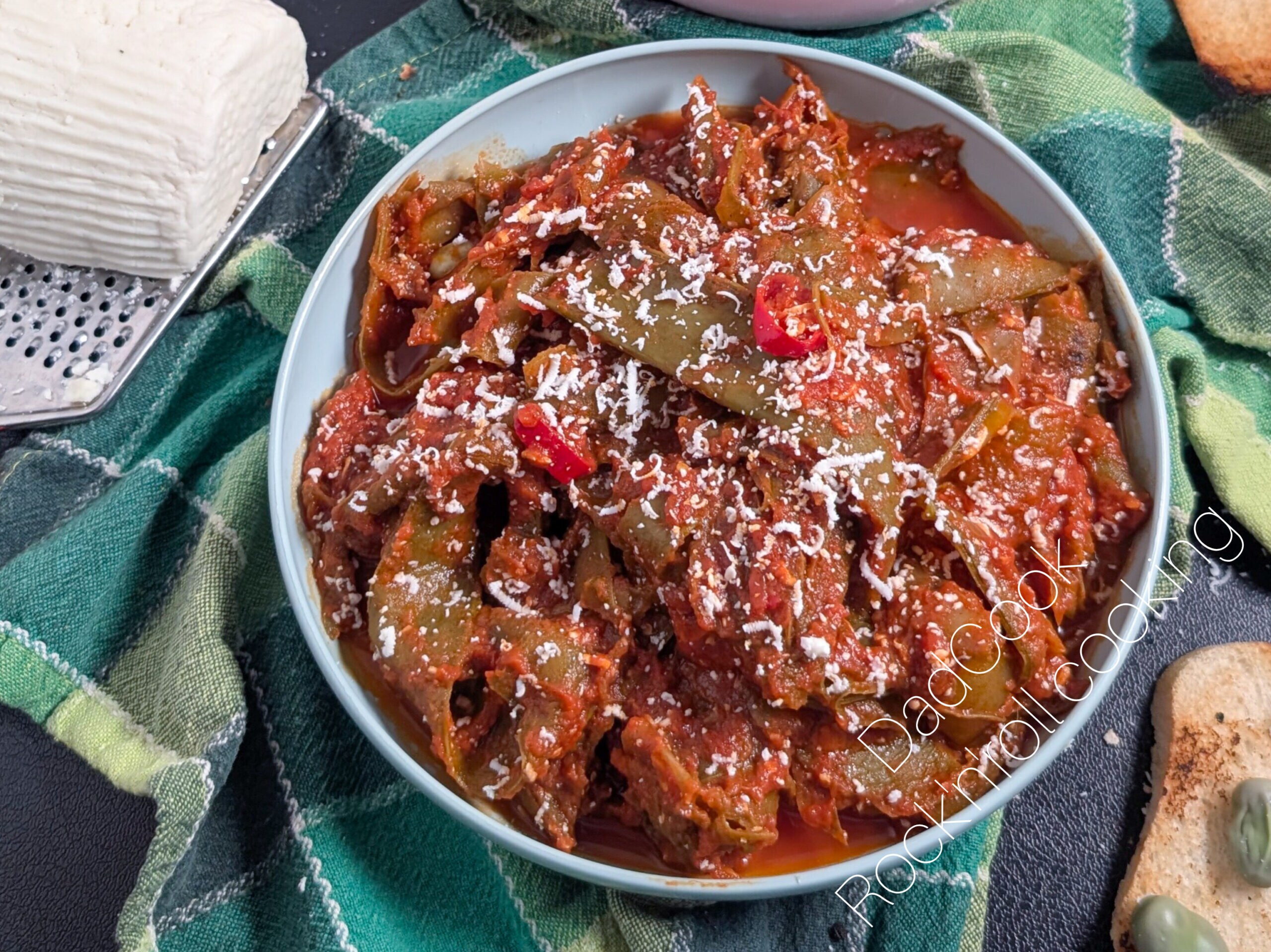 Recette Anti-gaspillage : Comment Cuisiner les Cosses de Fèves avec Tomate et Ricotta Salée (Délicieux !)