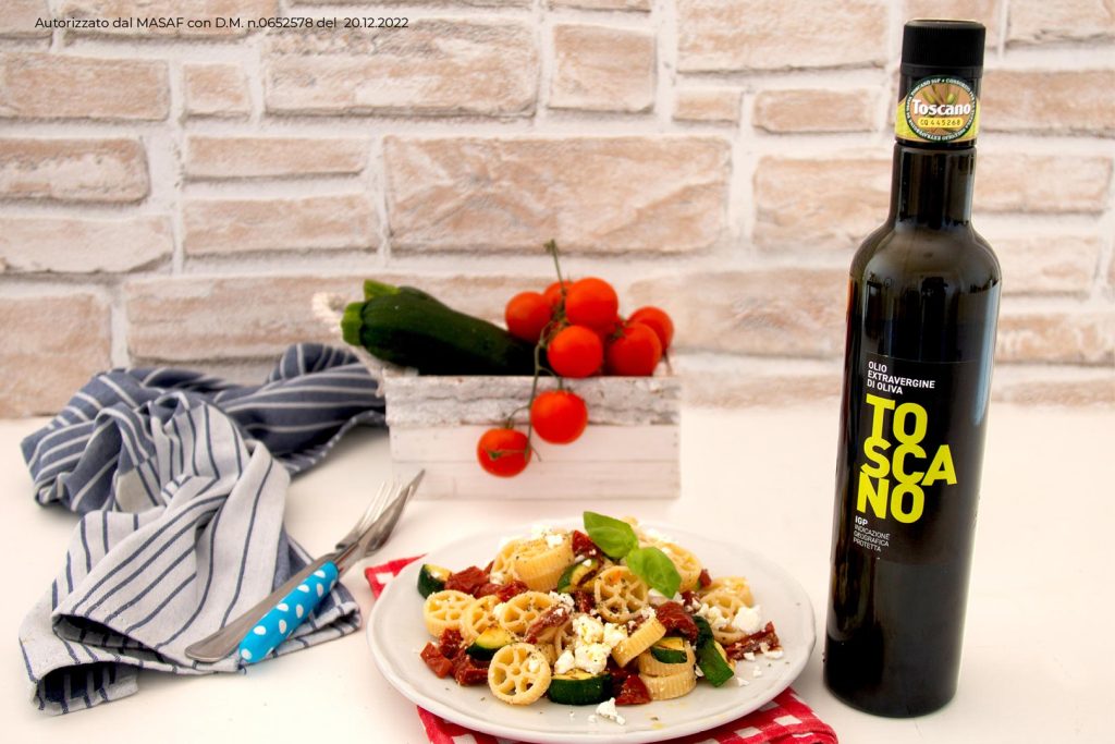 Roues avec tomates séchées, courgettes et feta