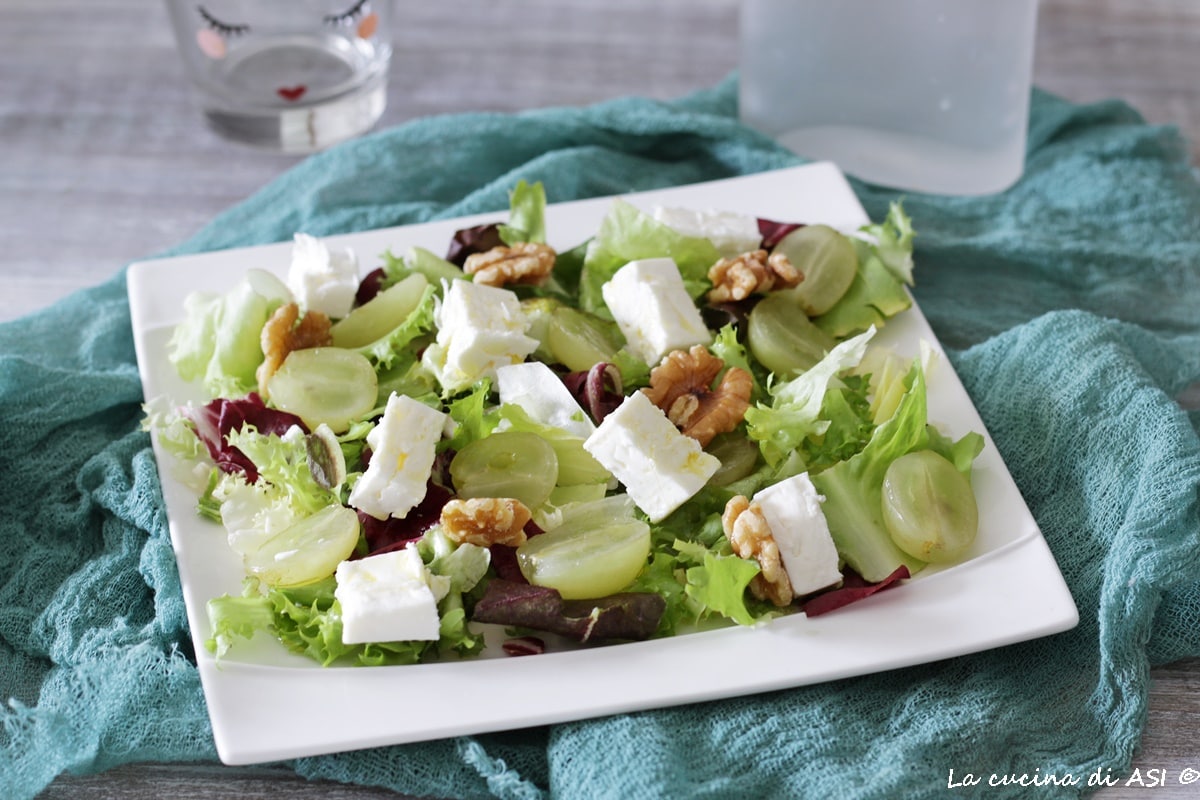Salade avec raisins, feta et noix plat unique complet