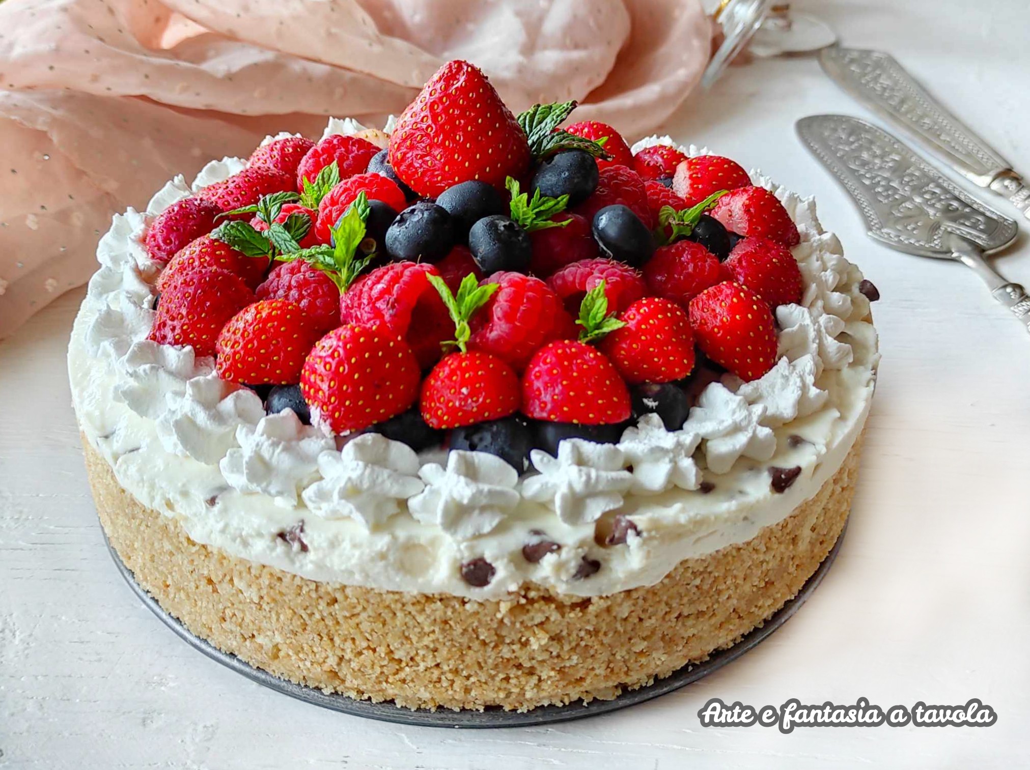 Le cheesecake aux fruits des bois est parfaite pour conclure un dîner spécial, facile et élégante à mettre sur la table