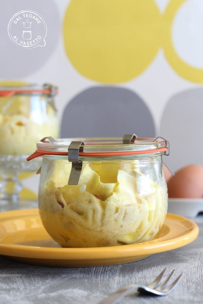 lasagne cuites en bocal au micro-ondes avec une sauce carbonara aux œufs et lardons