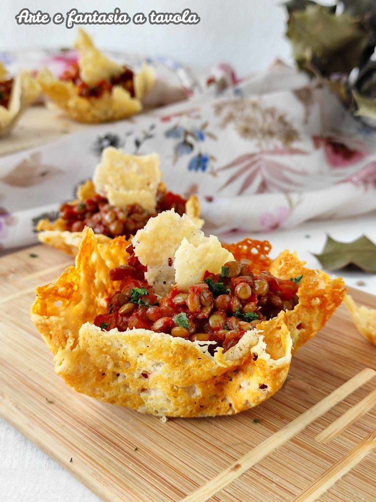 Lentilles servies dans des gaufrettes de parmesan