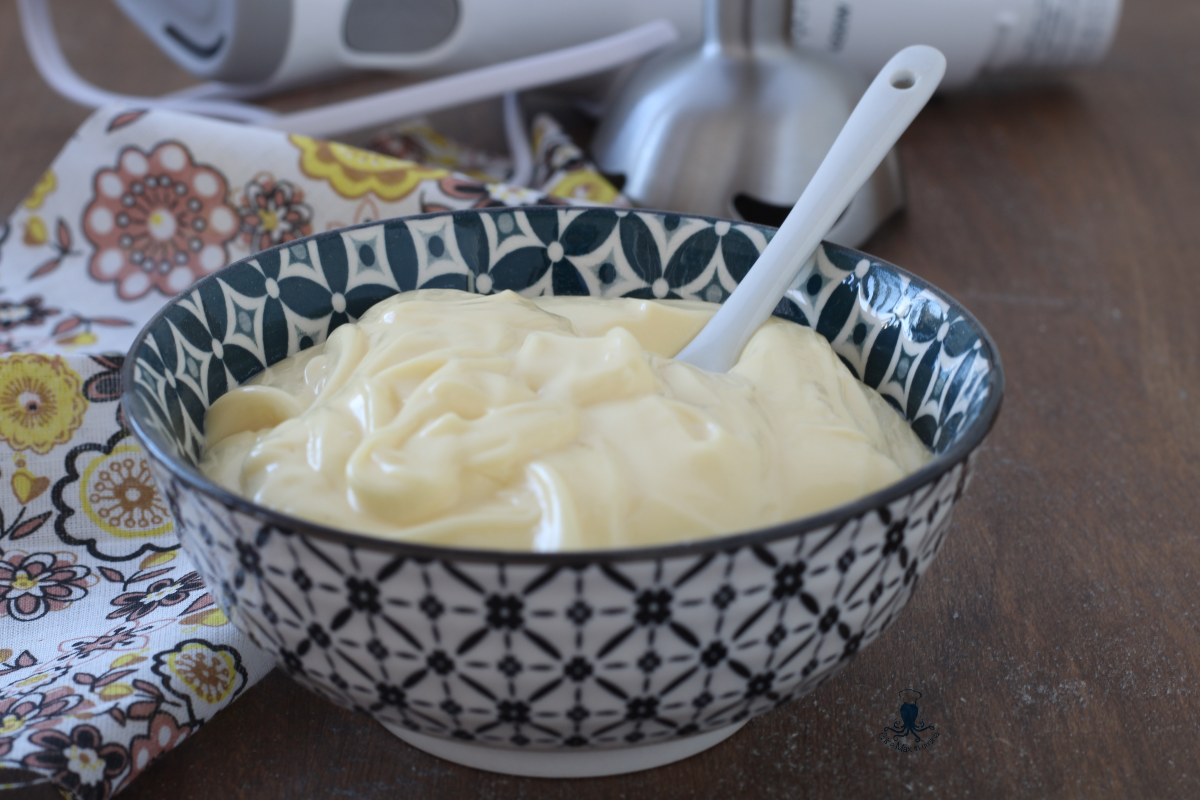 Mayonnaise avec le mixeur plongeant, recette prête en moins de 5 minutes.