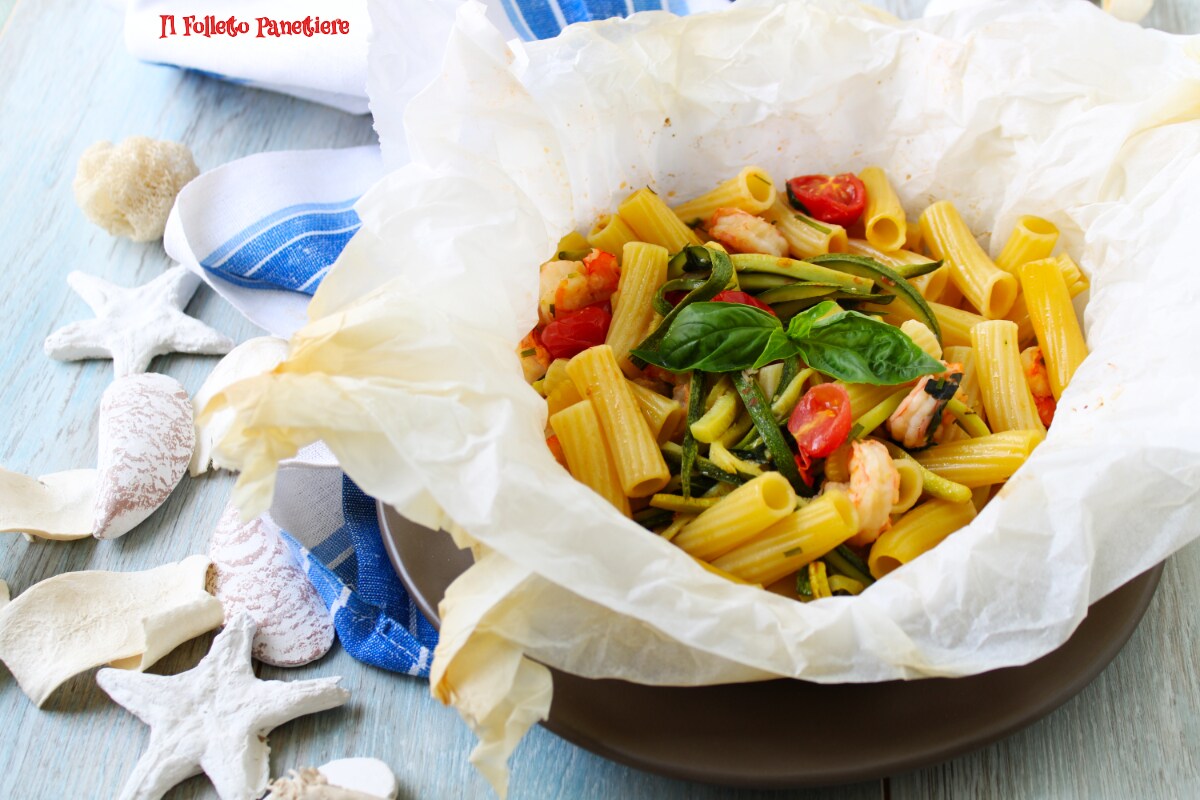 Maccheroni en papillote avec crevettes et courgettes