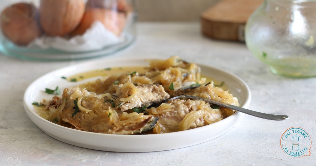 Maquereaux avec des oignons en cuisson sous vide en bocal