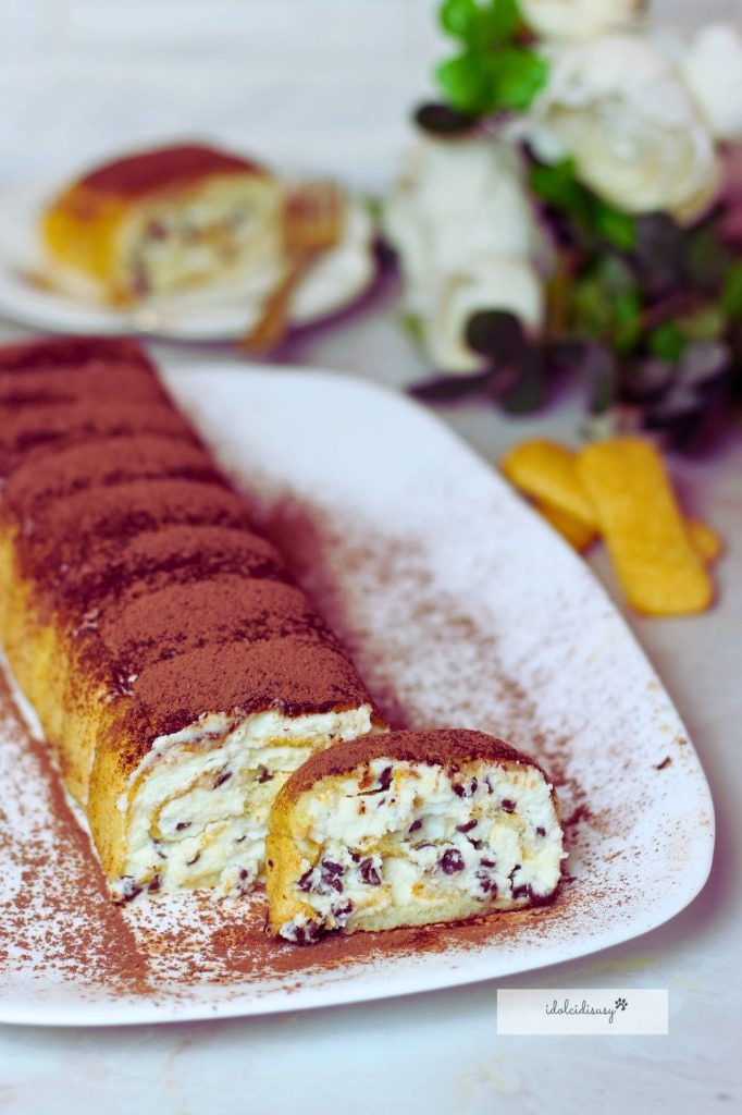 roulé de Pavesini avec cacao en poudre et crème de ricotta, dessert rapide et facile sans cuisson