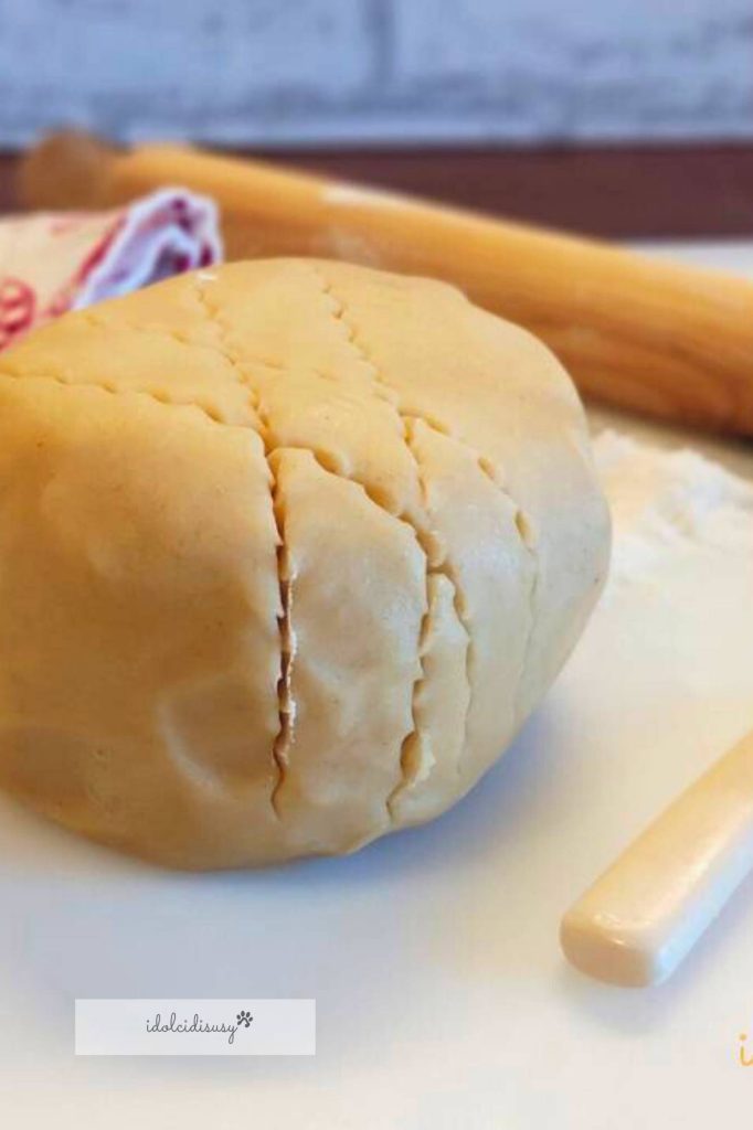 Pâte sablée faite à la main, prête à reposer au frigo