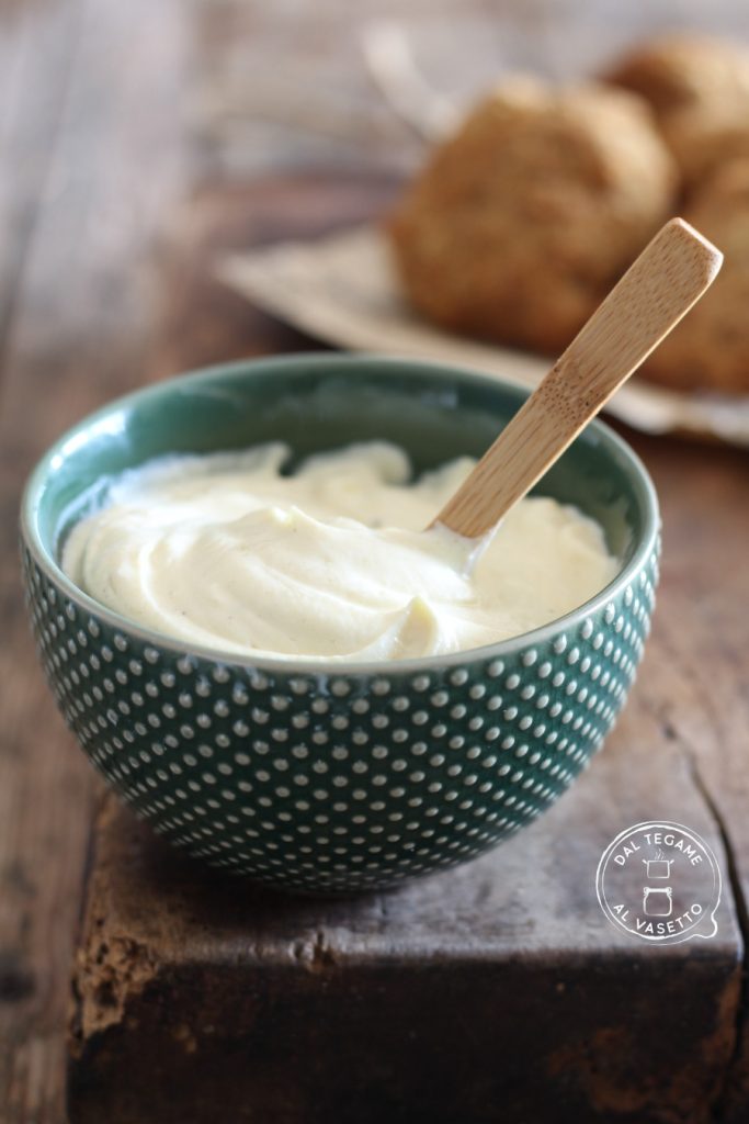 Mayonnaise avec des œufs durs