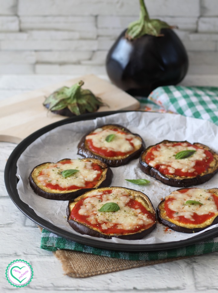 Mini pizzas d'aubergines avec tomate et mozzarella