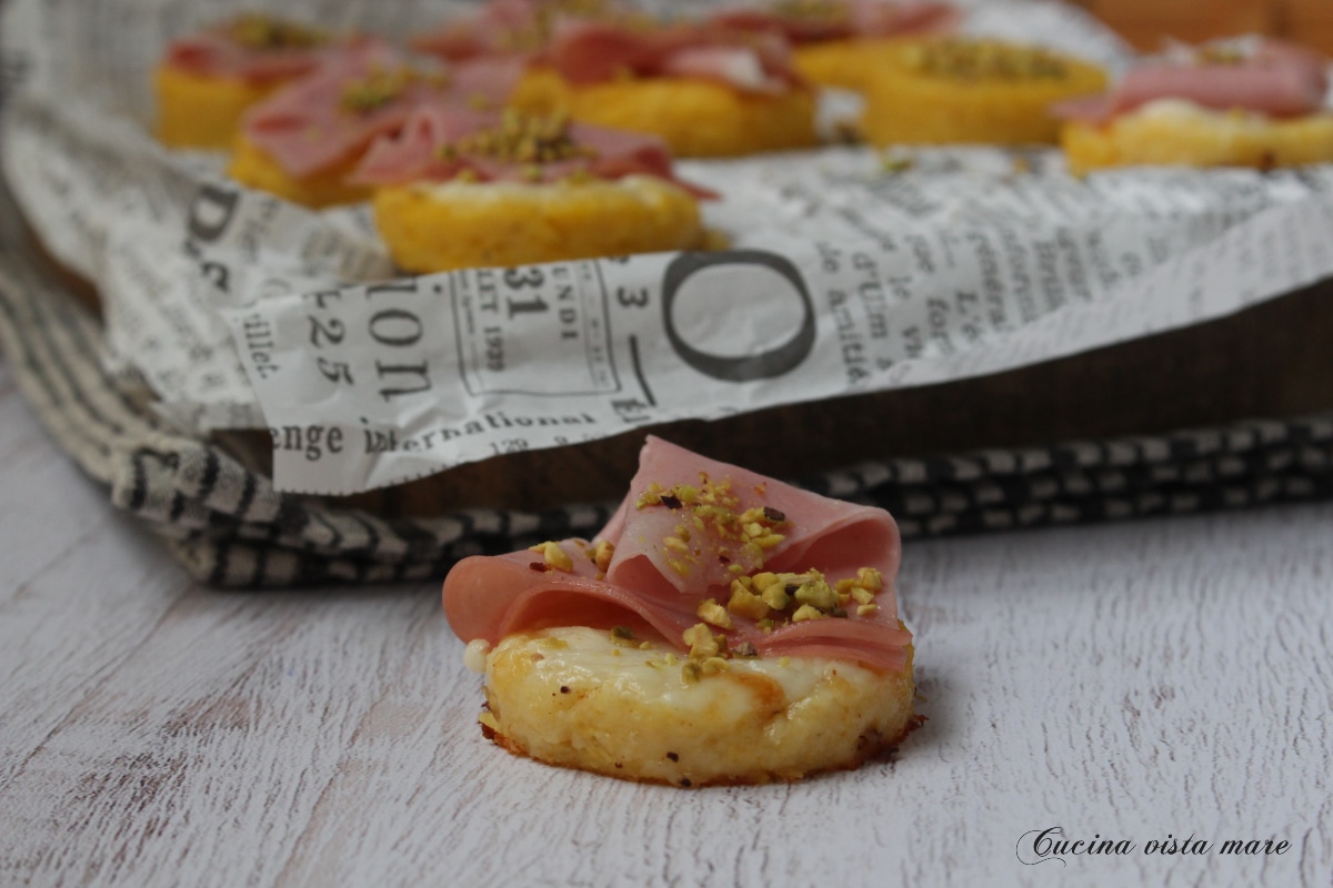 Mini-pizzas de polenta avec stracchino et mortadelle