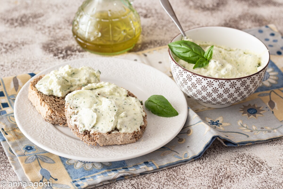 MOUSSE DE BASILIC ET CRÈME SALÉE