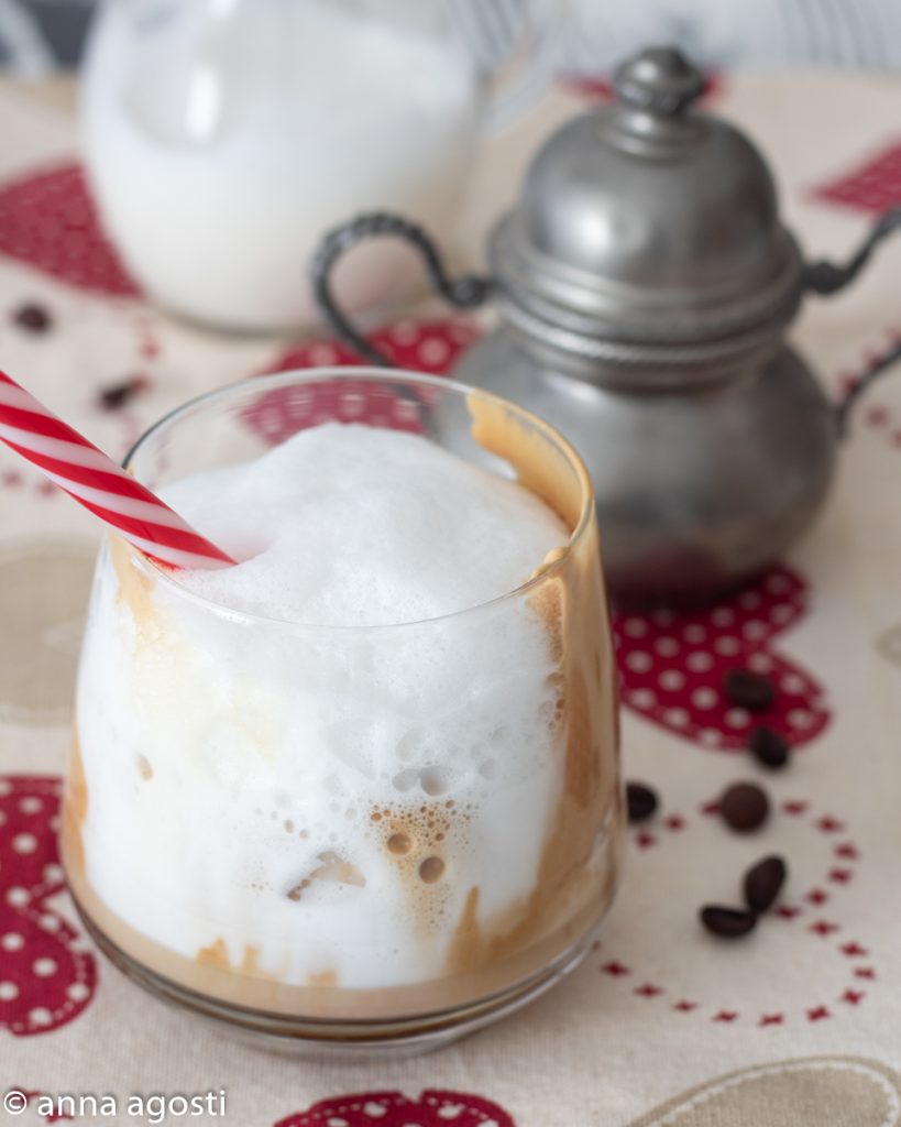 Mousse de café au lait avec le mousseur à lait