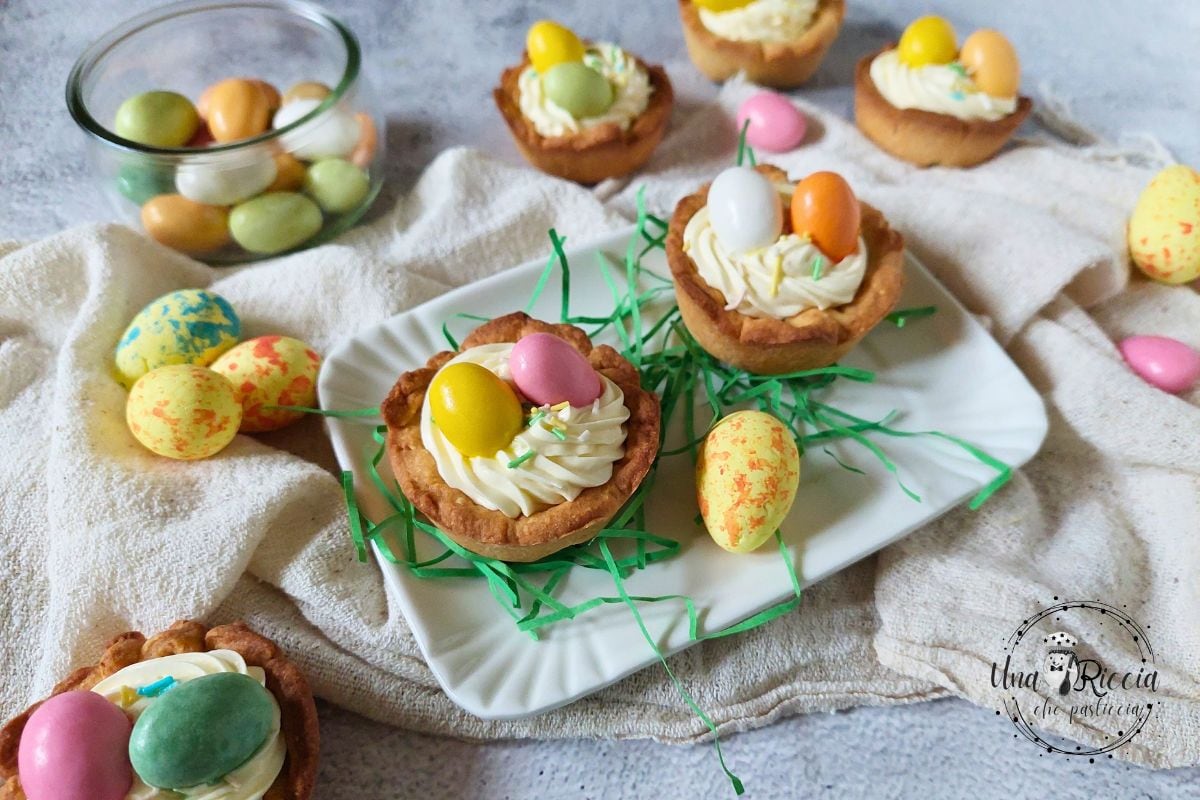 Nids de Pâques sucrés à la noisette et crème chantilly