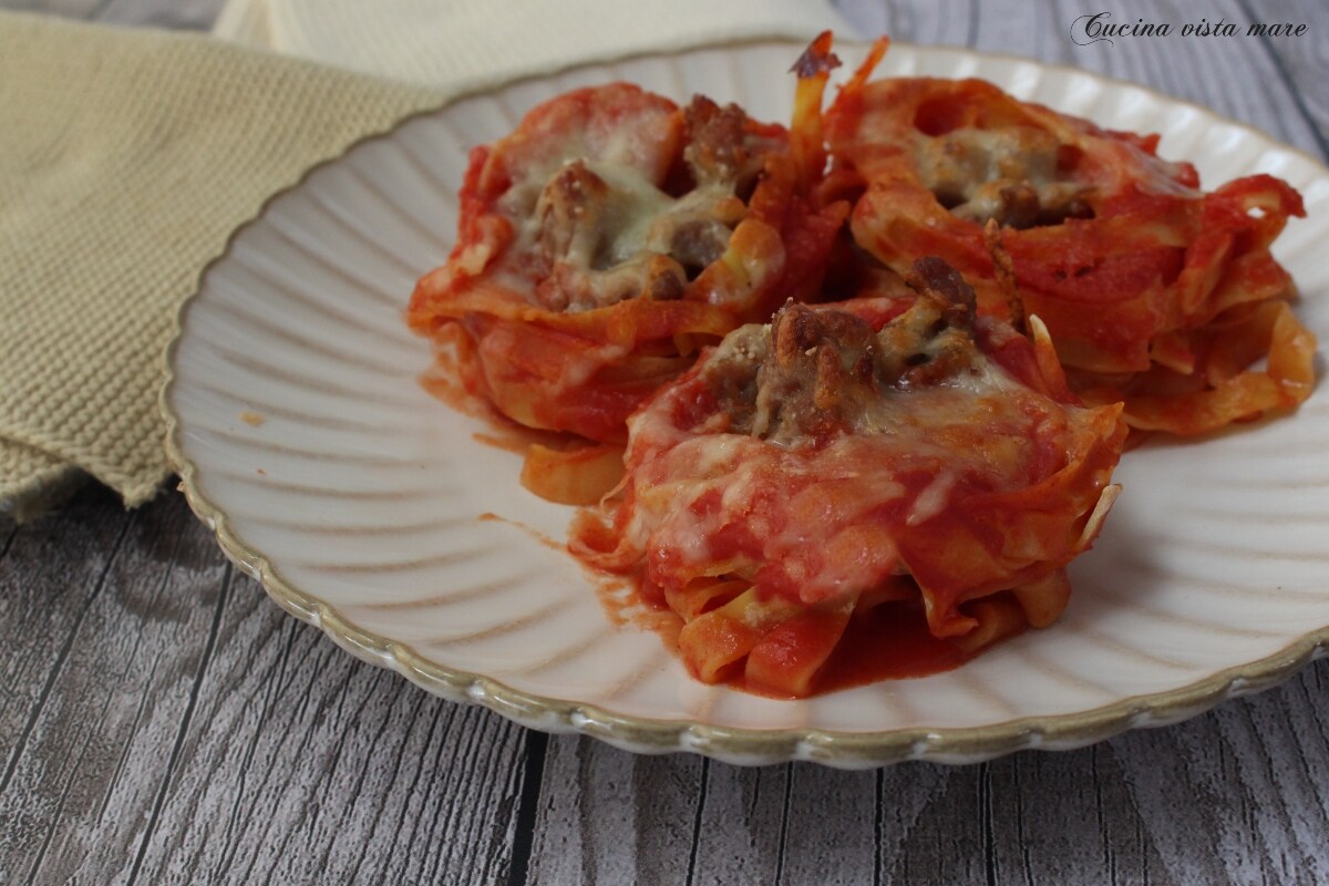 Nids de tagliatelles au four