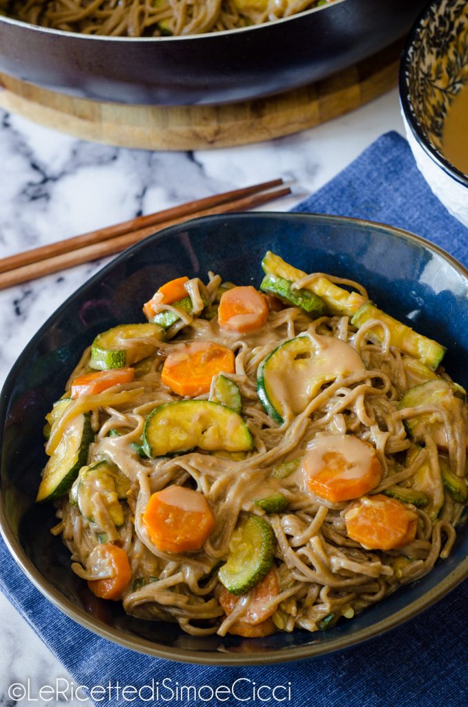 Nouilles soba au beurre de cacahuète et légumes