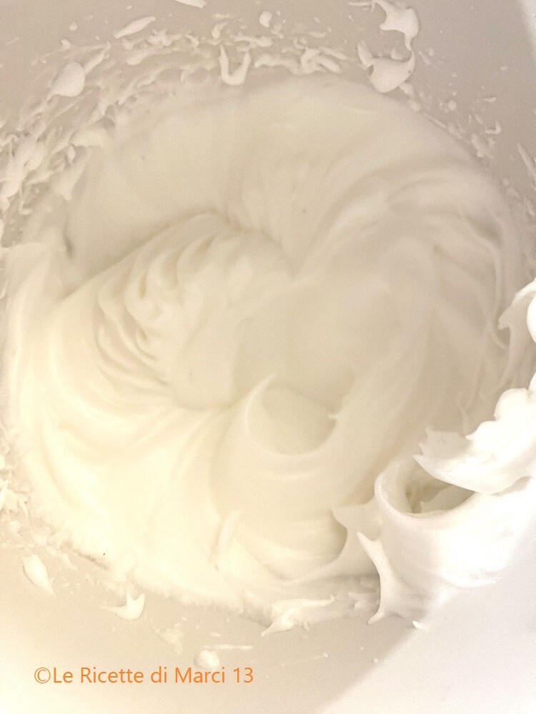 Œufs à la jova avec des pépites de chocolat blancs en neige