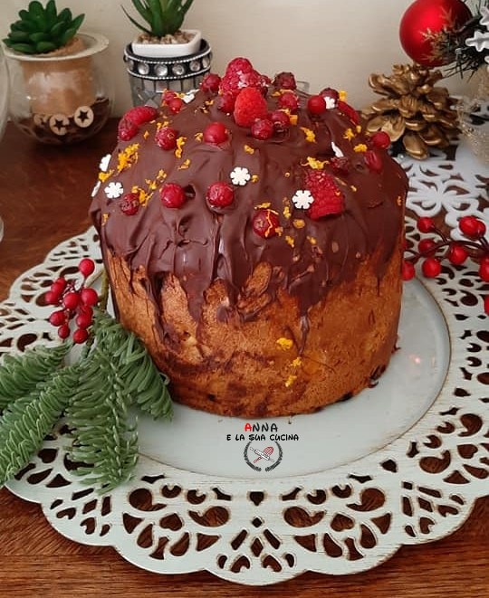 panettone farci avec crème mascarpone et fruits rouges couvert de chocolat