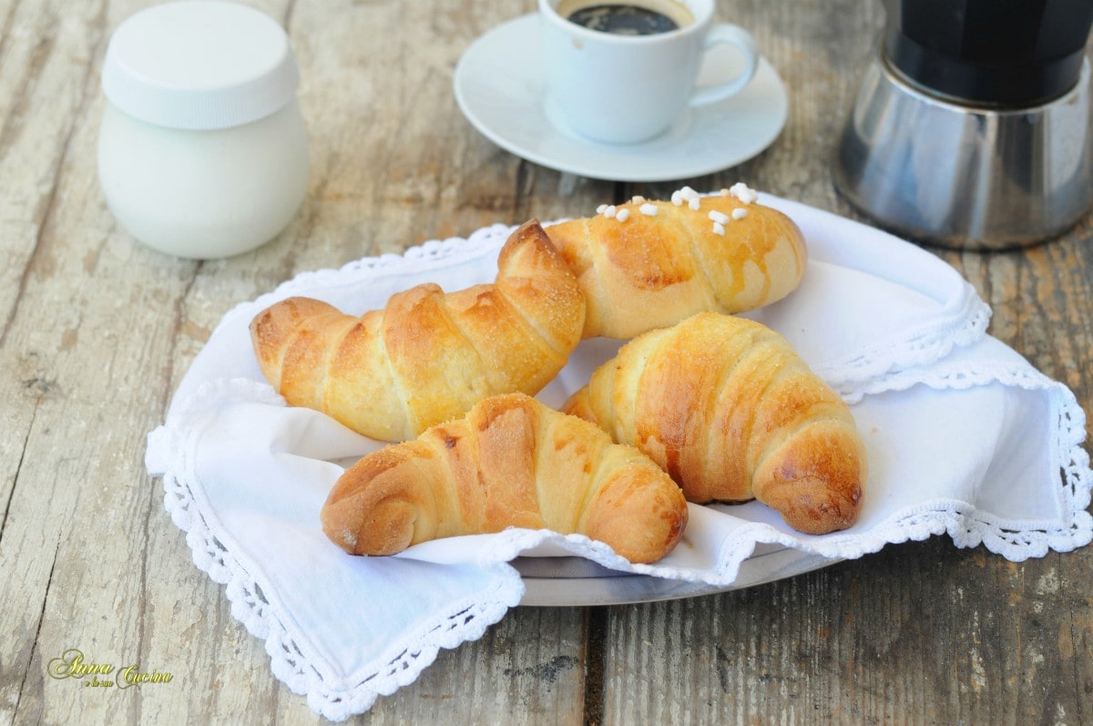 Croissants légers vides avec yaourt