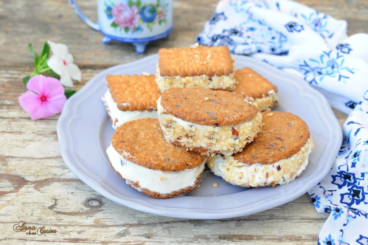 Biscuit glacé à la crème fraîche et au lait concentré
