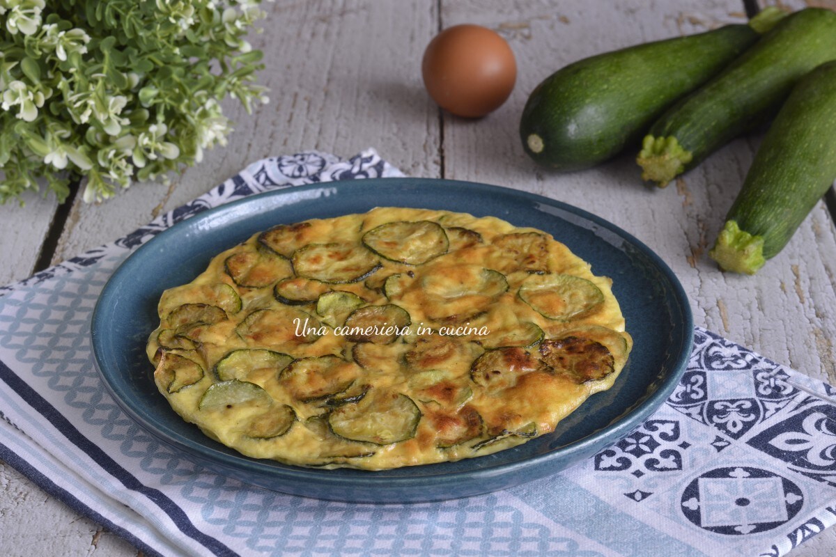 Omelette avec courgettes et fromage crémeux