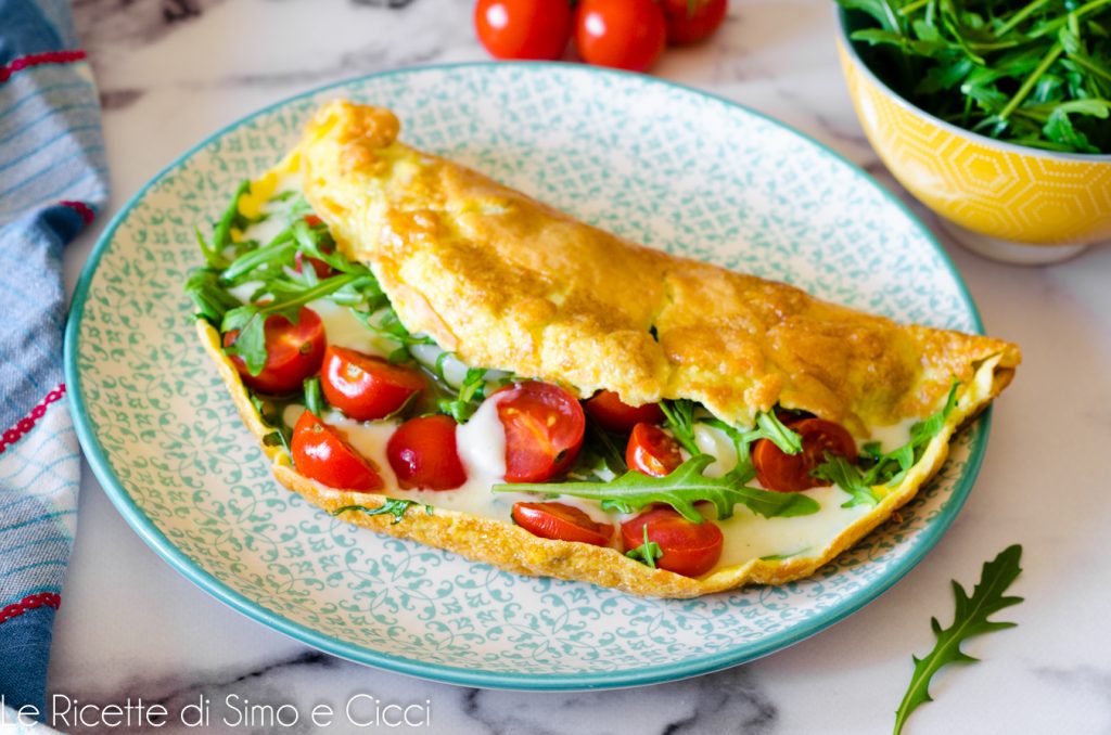 Omelette tomates cerises roquette et mozzarella