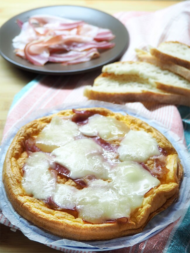 Omelette soufflée au four avec bacon fumé et taleggio
