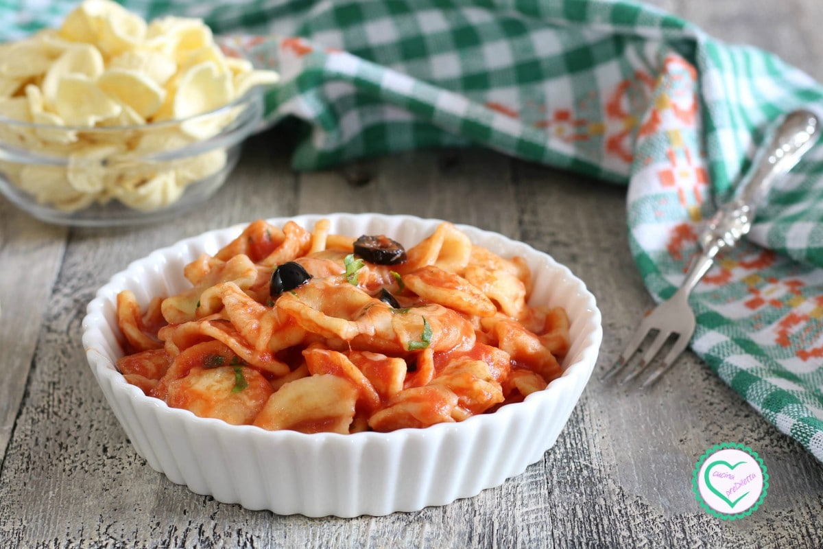 Orecchiette avec scamorza, olives et tomate