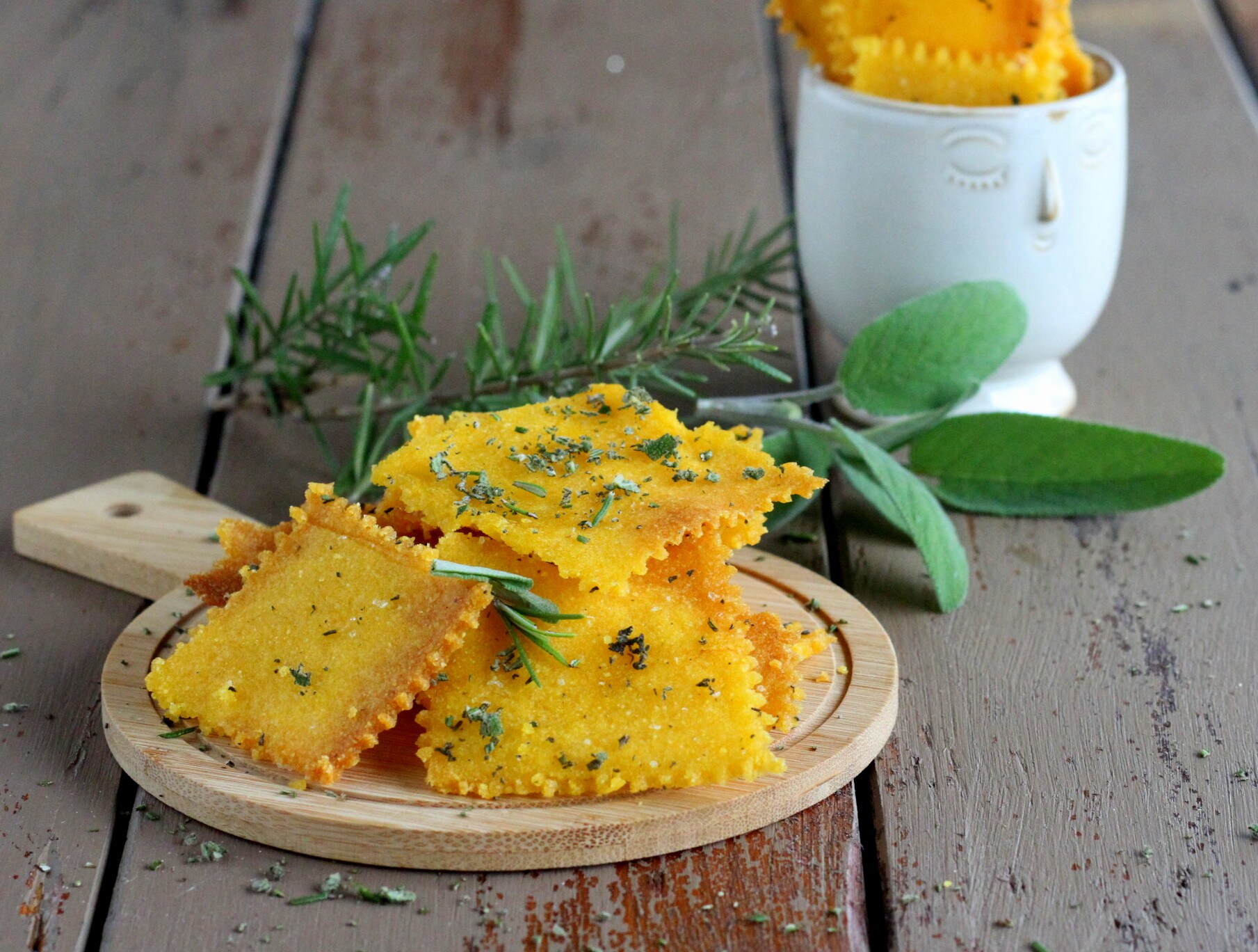 Crackers de polenta instantanée et herbes