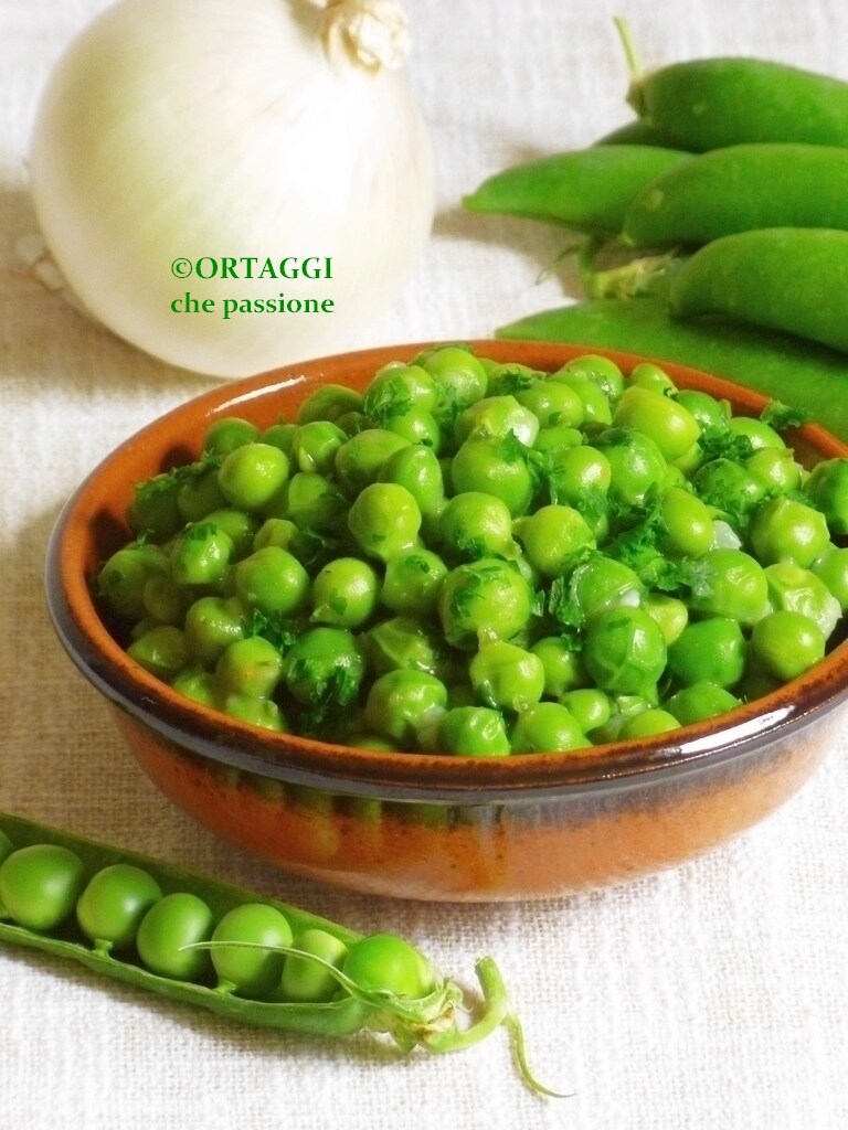 Petits pois frais à la poêle avec oignon