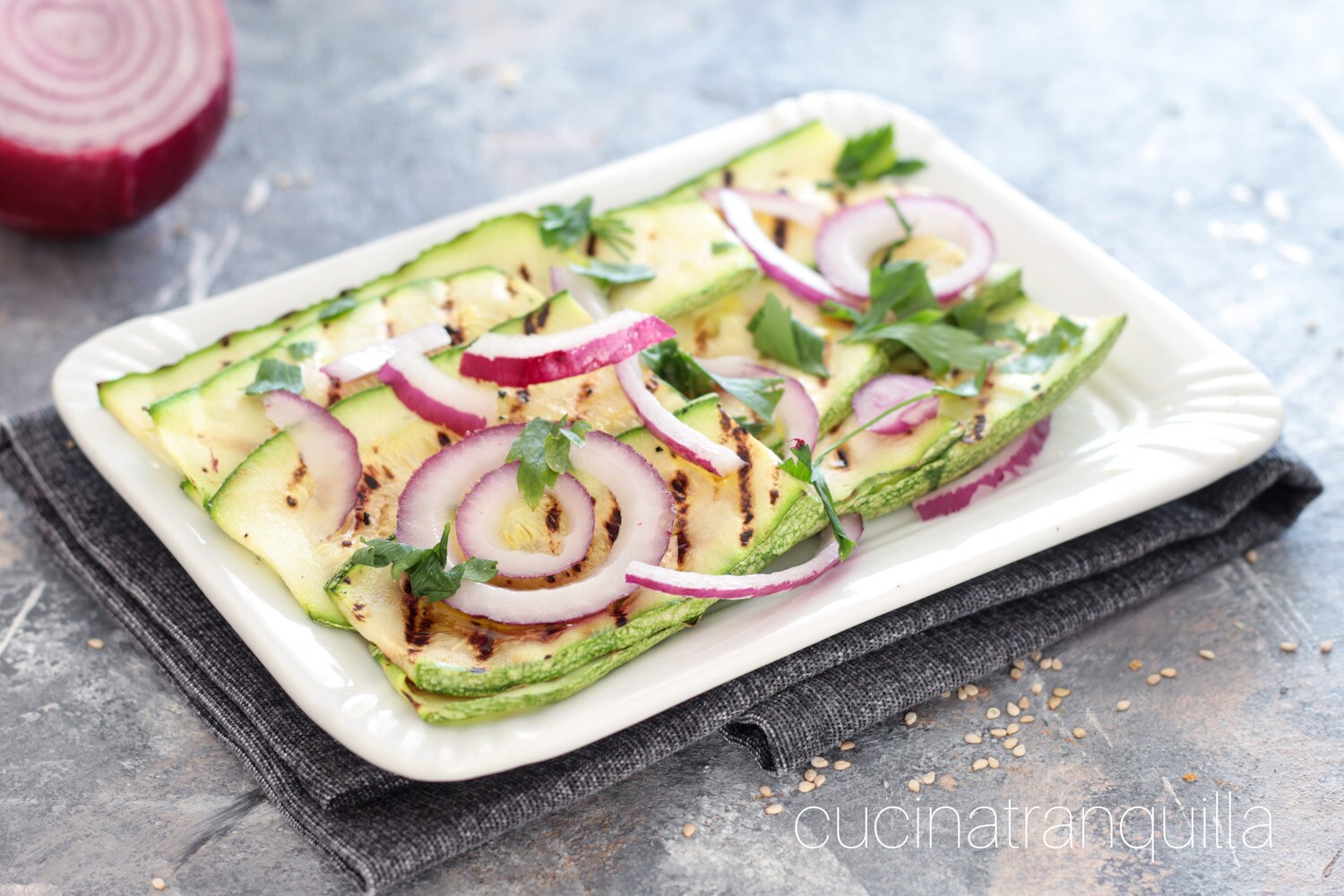 Courgettes grillées avec oignon rouge