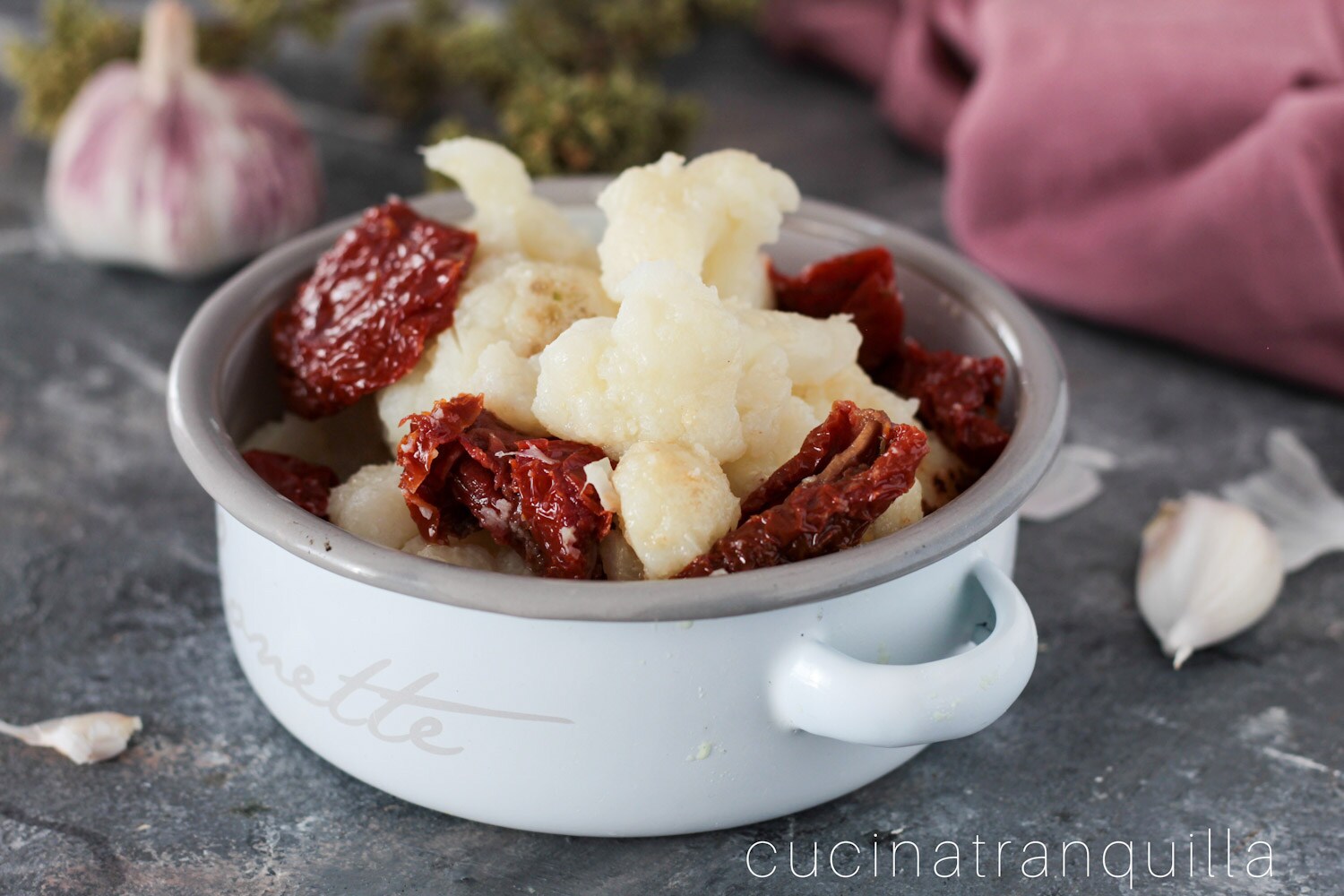 Chou-fleur à la poêle avec tomates séchées